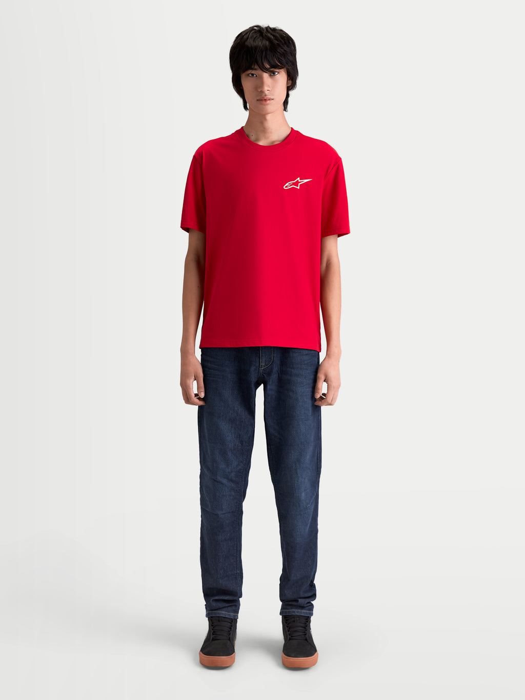 Alpinestars Combo Back CSF T-Shirt, Herren-Kurzarm-Sportswear-T-Shirt, Rot mit weißem Astars-Brustlogo, Baumwoll-Polyester-Mischgewebe, Frontansicht am Model, Motorsport-Stil.
