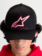 Alpinestars Lineout Kappe, Sportswear Baseball-Cap für Herren und Damen, Schwarz mit rot-weiß besticktem Astars-Logo und „One Goal One Vision“ Slogan, gebogener Schirm, strukturierte Krone, Textilkonstruktion, am Modell getragen.