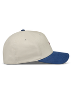 Alpinestars County Canvas Kappe, Sportswear-Baseballkappe in Sand und Blau mit gebogenem Schirm und strukturierter Krone.