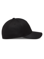 Alpinestars Maze Kappe, schwarze Baseballkappe mit gebogenem Schirm und strukturierter Krone, Twill-Stoff, Seitenansicht.