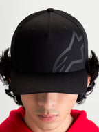 Alpinestars Maze Kappe, Motorsport-inspirierte Sportswear-Baseballkappe, Unisex, Schwarz, Twill-Gewebe mit strukturierter Krone, gebogenem Schirm und strukturiertem tonalem Astars Corp Shift Logo, Frontansicht am Model.