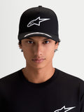 Alpinestars Arclight Kappe, Motorsport-Sportswear-Kappe, Schwarz und Weiß, aus Premium-Twill, mit weißem Astars Puff-Druck-Logo auf strukturierter Krone und gebogenem Schirm mit Logo-Details, Frontansicht am Model.