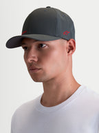 Alpinestars Points Kappe, Sportswear-Kappe mit gebogenem Schirm am Modell getragen, Dunkelgrau mit rotem Astars-Logo, leichtes Nylon-Tactel, Flex-Back-Passform für Alltagskomfort.