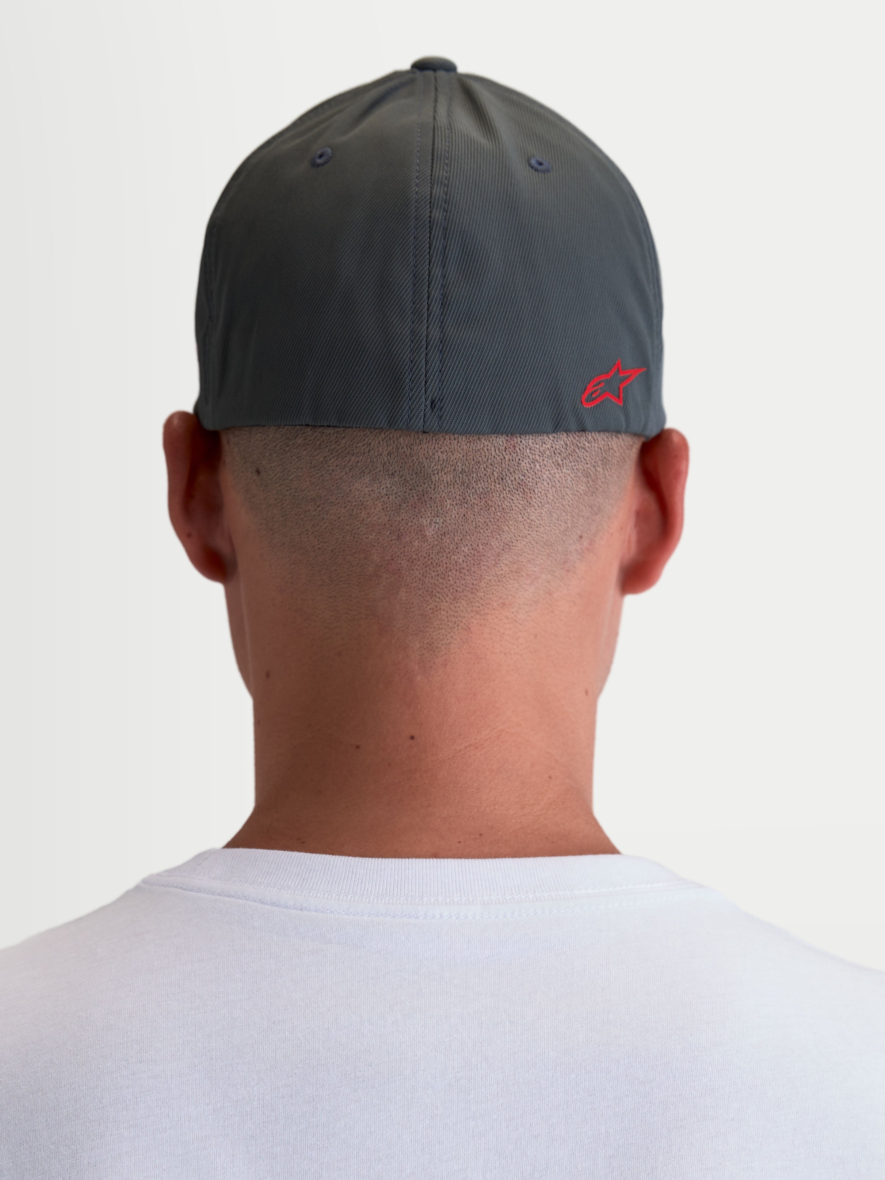 Alpinestars Points Kappe, Sportswear Kappe, Unisex, Dunkelgrau und Rot, Rückansicht am Modell mit rotem Astars HD-Logo, leichtes Nylon-Tactel mit Flex-Back-Passform.