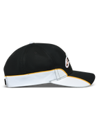 Alpinestars 500 Snapback Kappe, Motorsport-inspirierte Sportswear-Kappe, Schwarz und Weiß mit orangefarbener Paspelierung, Seitenprofil mit gebogenem Schirm und strukturierter Krone.
