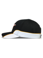 Alpinestars 500 Snapback Kappe, Motorsport-inspirierte Sportswear Lifestyle Kappe, Unisex, Schwarz und Weiß mit orangefarbener Kontrastpaspelierung, gebogener Schirm und strukturierte Krone, strapazierfähiger Baumwolltwill, Seitenansicht mit Cut-and-Sew-Details.