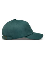 Alpinestars Explorer Strapback Kappe, grüne Sportswear-Cap, Seitenansicht mit gebogenem Schirm und Metallschnalle.