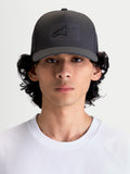 Alpinestars Algo Perf Adjustable Kappe, Sportswear-Snapback für Herren und Damen, Dunkelgrau, mit strukturierter Krone, gebogenem Schirm und Sonic-Weld Astars-Logo auf technischem Funktionsgewebe, Vorderansicht an einem Model.