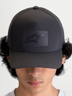 Alpinestars Algo Perf Adjustable Kappe, Sportswear-Baseballkappe, Dunkelgrau, mit strukturierter Krone, gebogenem Schirm und Sonic-Weld Astars-Logo, atmungsaktive seitliche Perforationen, hochwertige Motorsport-Kopfbedeckung, Vorderansicht am Modell.