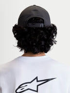 Alpinestars Algo Perf Adjustable Kappe, dunkelgraue Sportswear-Kappe, technische Materialkonstruktion mit verstellbarem Verschluss hinten, Rückansicht am Modell zeigt Passform und strukturierte Krone.
