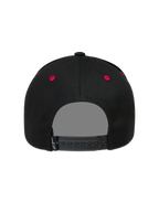 Alpinestars Retro Snapback Kappe, schwarze Sportswear-Mütze, Rückansicht mit verstellbarem Verschluss und roten Ösen.