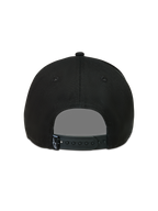 Alpinestars Acme Snapback Kappe, schwarze Sportswear-Kappe, Rückansicht mit verstellbarem Snapback-Verschluss und kleinem Logo-Etikett.
