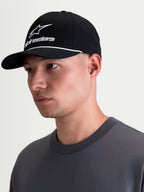 Alpinestars Combo Logo Snapback-Kappe, Sportswear-Lifestyle-Kappe in Schwarz und Weiß, mit gebogenem Schirm, strukturierter Krone, weißer Alpinestars Combo-Logo-Stickerei und Kordel-Detail, am Modell in der Profilansicht gezeigt.