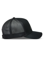 Alpinestars Augment Trucker-Mütze, schwarze Sportswear-Kappe mit gebogenem Schirm, Twill-Front und Mesh-Rückseite.
