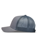 Alpinestars Augment Trucker-Mütze, graue Sportswear-Kappe mit Twill-Front, Mesh-Rückseite und gebogenem Schirm.