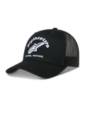 Alpinestars Baron Trucker-Mütze, schwarze Kappe mit weißem gesticktem Logo, gebogenem Schirm und Mesh-Rückseite.