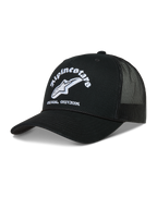 Alpinestars Baron Trucker-Mütze, schwarze Kappe mit weißem gesticktem Logo, gebogenem Schirm und Mesh-Rückseite.