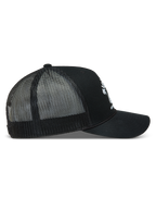 Alpinestars Baron Trucker-Mütze, Sportswear-Kappe, Schwarz und Weiß, Mesh-Rückseite, gebogener Schirm, Seitenansicht.