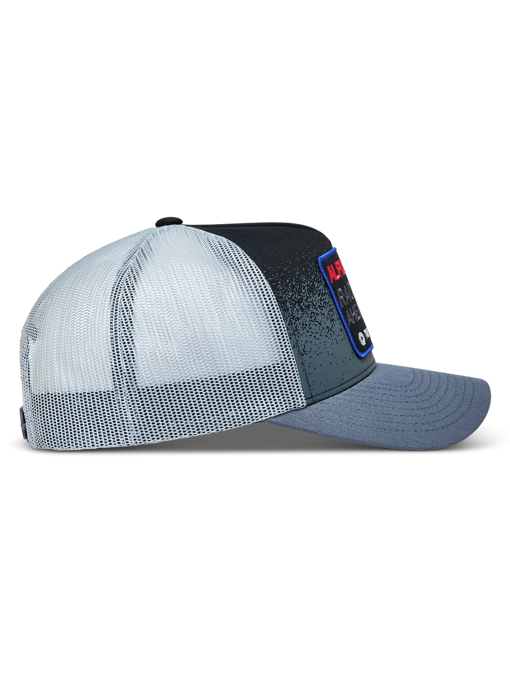 Alpinestars Gravel Trucker-Mütze, grau-schwarze Lifestyle-Kappe mit weißem Mesh-Rücken und gebogenem Schirm, Seitenansicht.