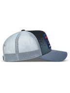 Alpinestars Gravel Trucker-Mütze, grau-schwarze Lifestyle-Kappe mit weißem Mesh-Rücken und gebogenem Schirm, Seitenansicht.
