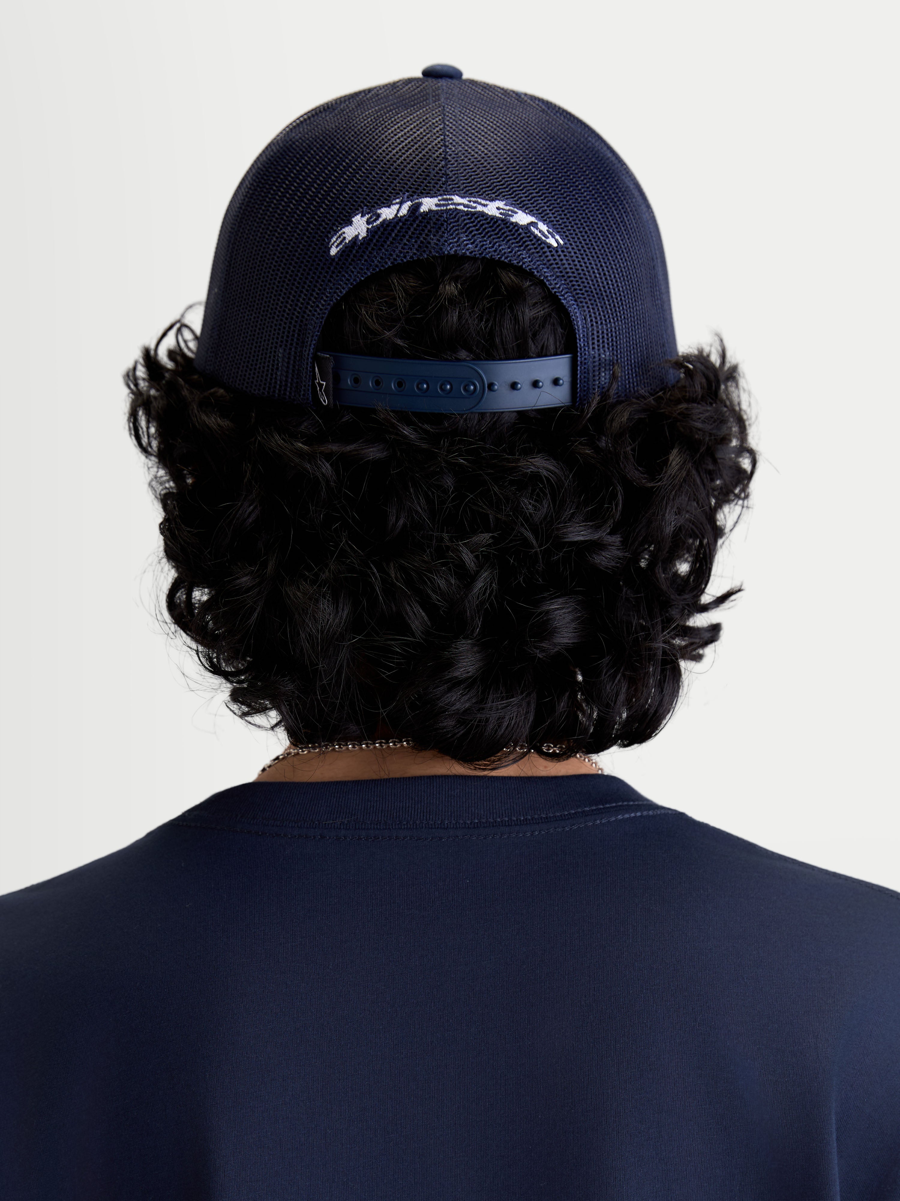 Alpinestars Meteorite Trucker-Kappe, Sportswear-Kopfbedeckung, Rückansicht am Modell, Blau, mit Poly-Mesh-Rückseite, verstellbarem Snapback-Verschluss und weißer Alpinestars-Logo-Stickerei.