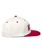 Alpinestars Stadium Snapback Kappe, Seitenprofil, flacher Schirm, strukturierte Krone, Off-White und Rot, Twill-Gewebe.