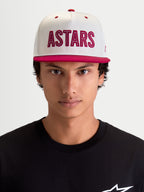 Alpinestars Stadium Snapback Kappe, Herren-Sportswear-Kappe, Off-White und Rot, Frontansicht am Model mit flachem Schirm, strukturierter Krone und großer roter ASTARS-Logo-Applikation mit kontrastierendem Laufstich.