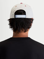 Alpinestars Stadium Snapback Kappe, Sportswear-Freizeitkappe, Off-White und Rot, verstellbarer Snapback-Verschluss und strukturierte Krone, Rückansicht am Model zeigt die Passform für den Motorsport-inspirierten Lifestyle.