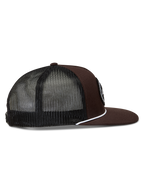 Alpinestars Hotlink Trucker-Mütze, braun-schwarze Sportswear-Kappe mit Mesh-Rückseite, flachem Schirm und weißer Kordel.