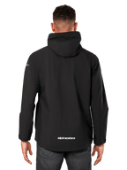 Alpinestars Kascade Regenjacke, Herren-Regenjacke, Schwarz, Rückansicht mit fester Kapuze und Alpinestars-Logo am unteren Rücken, lässige wasserdichte Sportbekleidung