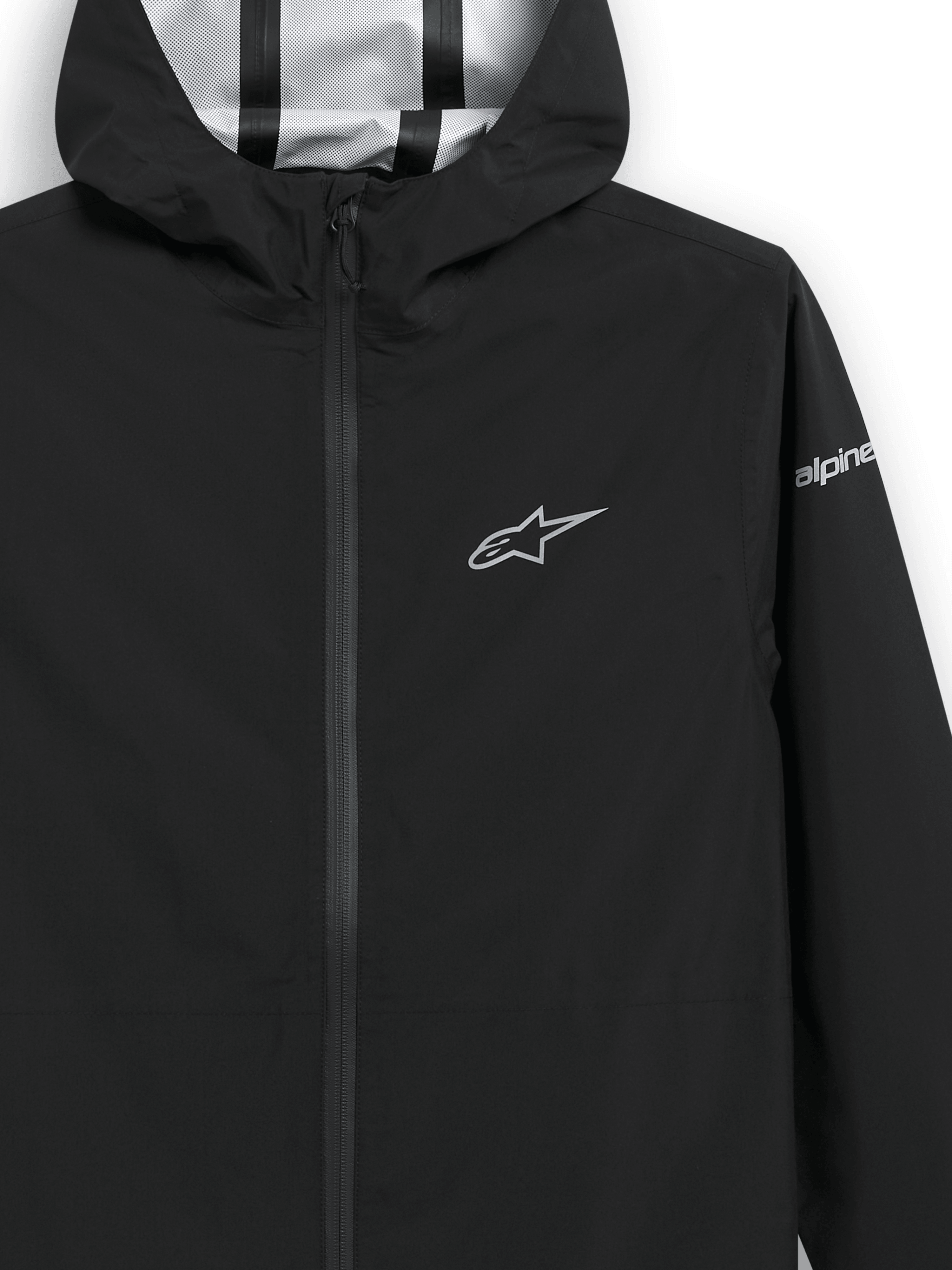 Alpinestars Kascade Regenjacke, schwarze Regenjacke, Nahaufnahme von Brust und Kapuze, silbernes Stern-Logo auf der Brust und Branding am Ärmel, sichtbare versiegelte Nähte in der Kapuze, wasserabweisende, vom Motorsport inspirierte Oberbekleidung