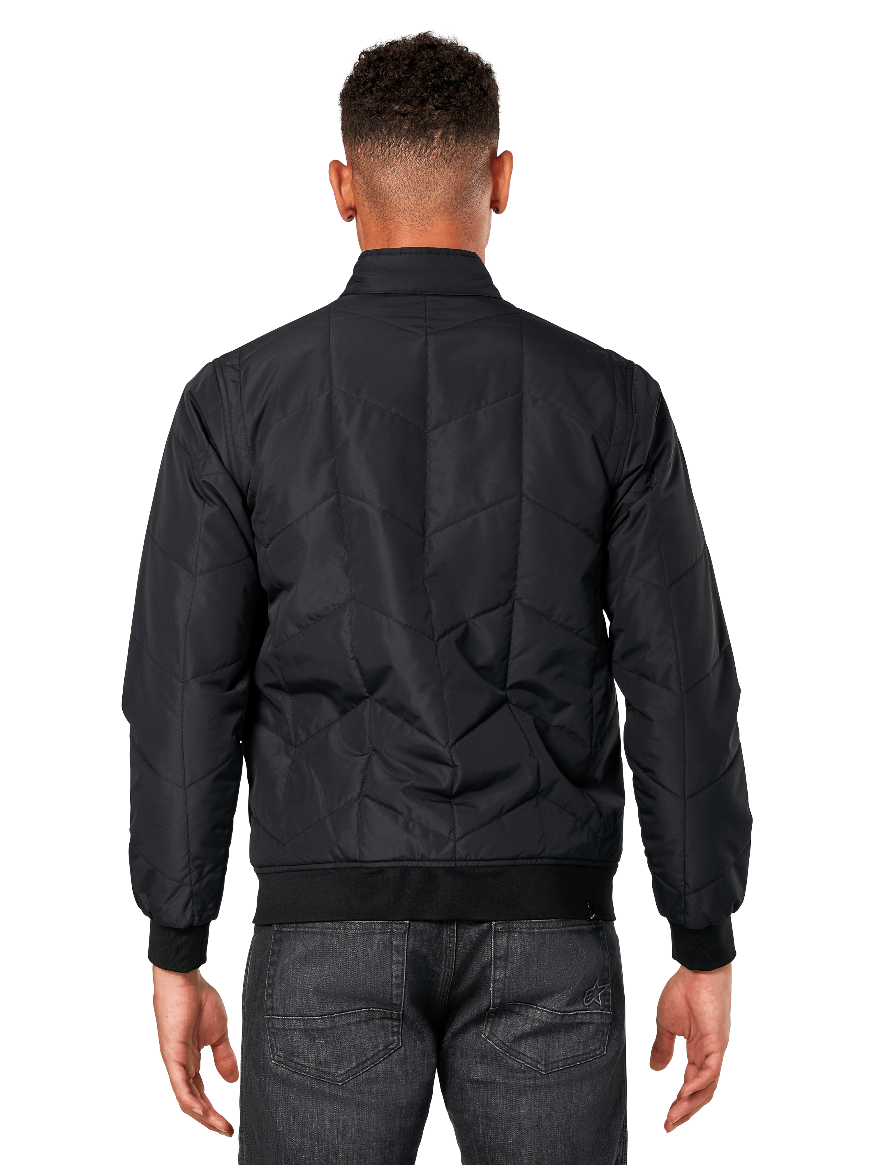 Alpinestars Precedent Jacke, Schwarz, Rückansicht am Modell, mit ikonischem schrägem Steppmuster, Rippbündchen und Saum, gestepptes F1-inspiriertes Motorsport-Design