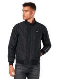 Alpinestars Precedent Jacke, schwarze Steppjacke mit schrägem Muster, Formel-1-Design, niedriger Stehkragen, Rippbündchen an Ärmeln und Saum, Logo-Patch auf der Brust, Ärmelstickerei, motorsport-inspirierte Lifestyle-Streetwear