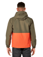 Alpinestars Speeder Windbreaker Jacke, leichte Windjacke mit Kapuze, Military Green und Orange im Color-Blocking-Design, Rückansicht mit Kapuze und elastischen Bündchen, lässiger Sportbekleidungsstil