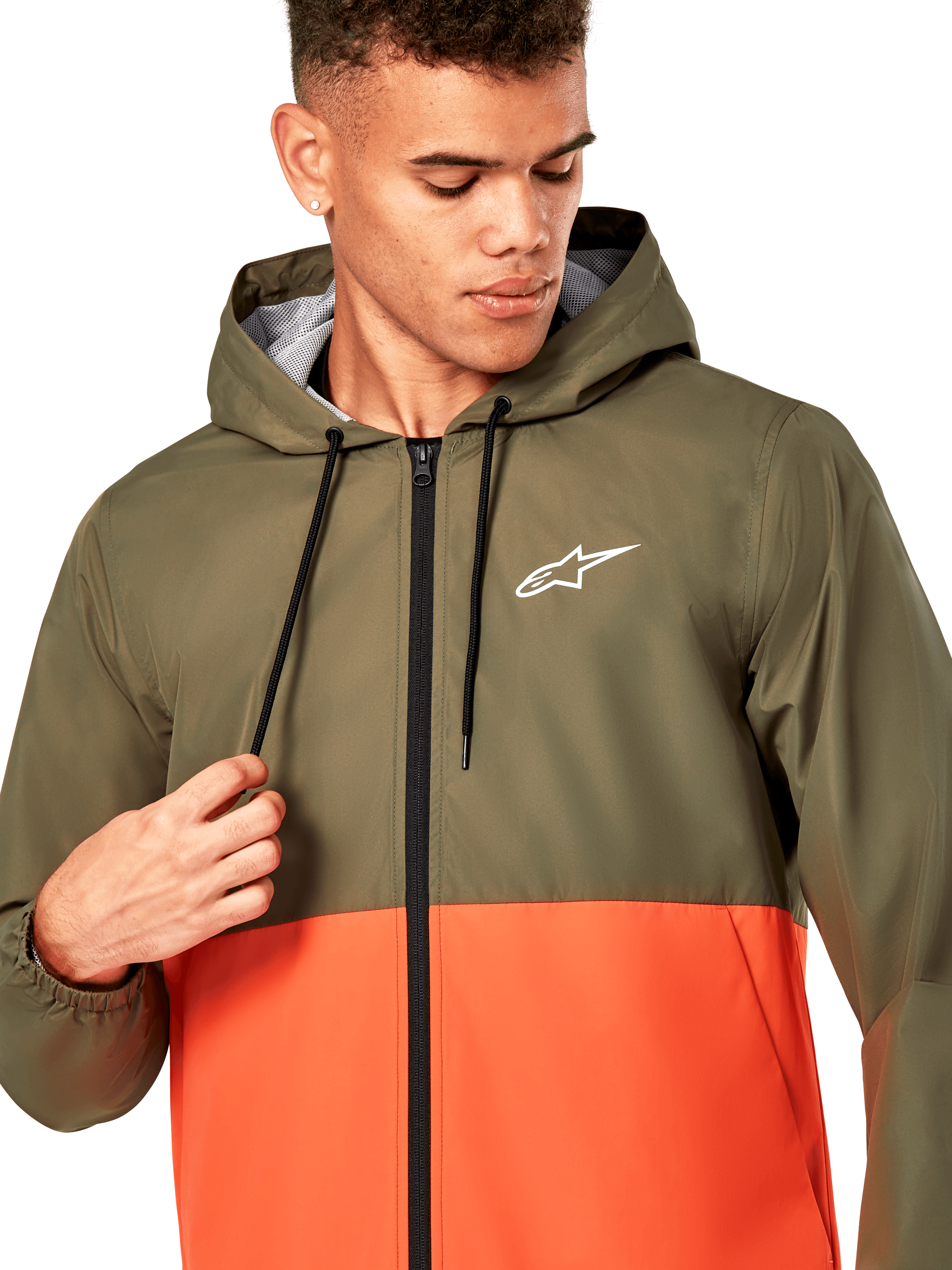 Alpinestars Speeder Windbreaker-Jacke, leichte Windjacke mit Kapuze, Colorblock-Design in Olivgrün und Military-Orange, weißes Alpinestars-Logo auf der Brust, schwarzer Reißverschluss und Kordelzüge, lässige, vom Motorsport inspirierte Sportbekleidung