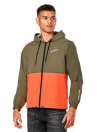 Alpinestars Speeder Windbreaker-Jacke, leichter Kapuzen-Windbreaker, Military-Orange und Olivgrün, Farbblock-Design mit weißem Logo auf Brust und Ärmel, lässige, vom Motorsport inspirierte Oberbekleidung