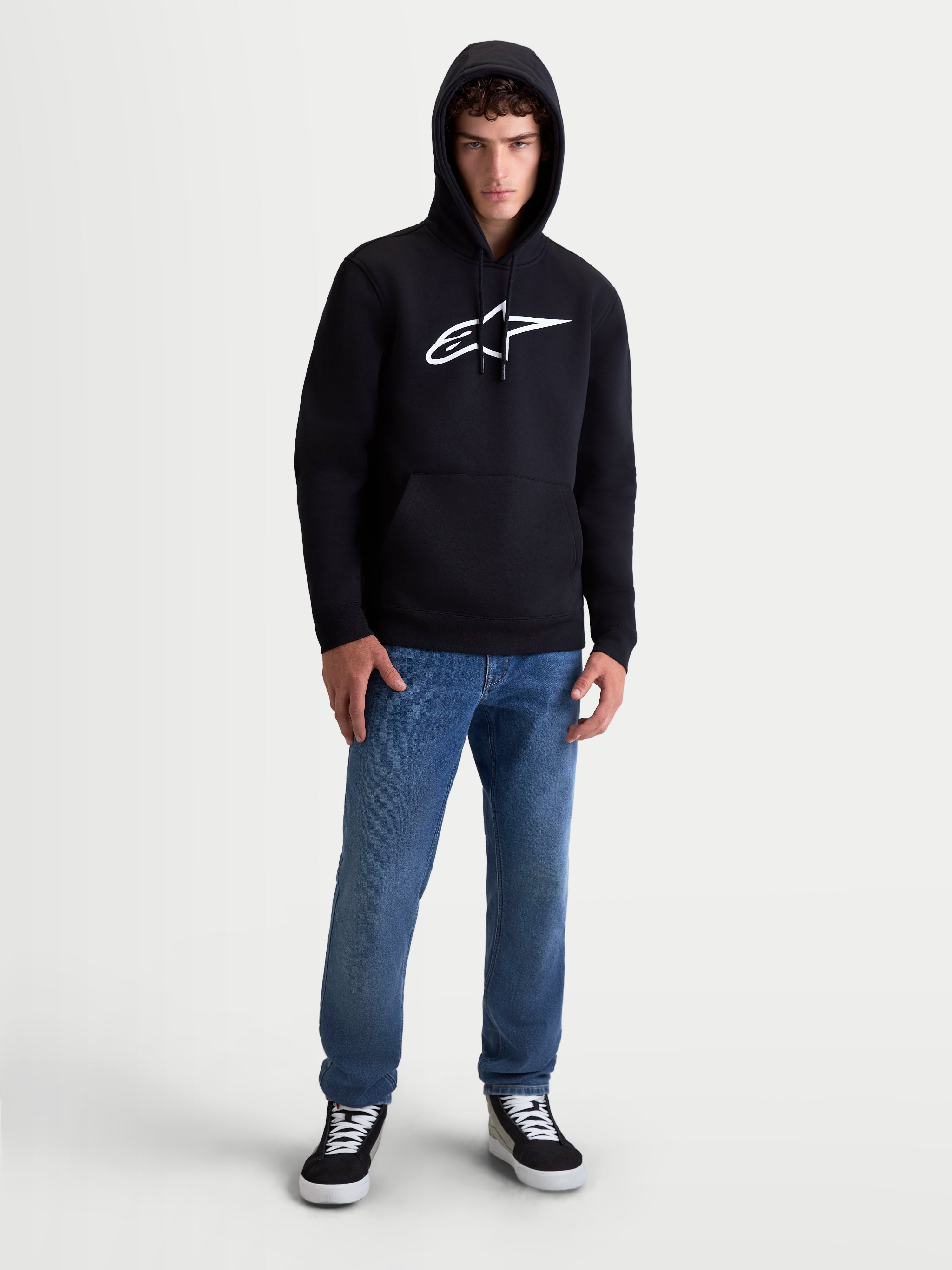 Alpinestars Ageless V3 Hoodie, Herren-Kapuzenpullover in Schwarz und Weiß mit großem gesticktem Alpinestars-Logo auf der Brust, Kapuze mit Kordelzug und Rippbündchen, weiche Fleece-Konstruktion für einen lässigen Motorsport-Stil.