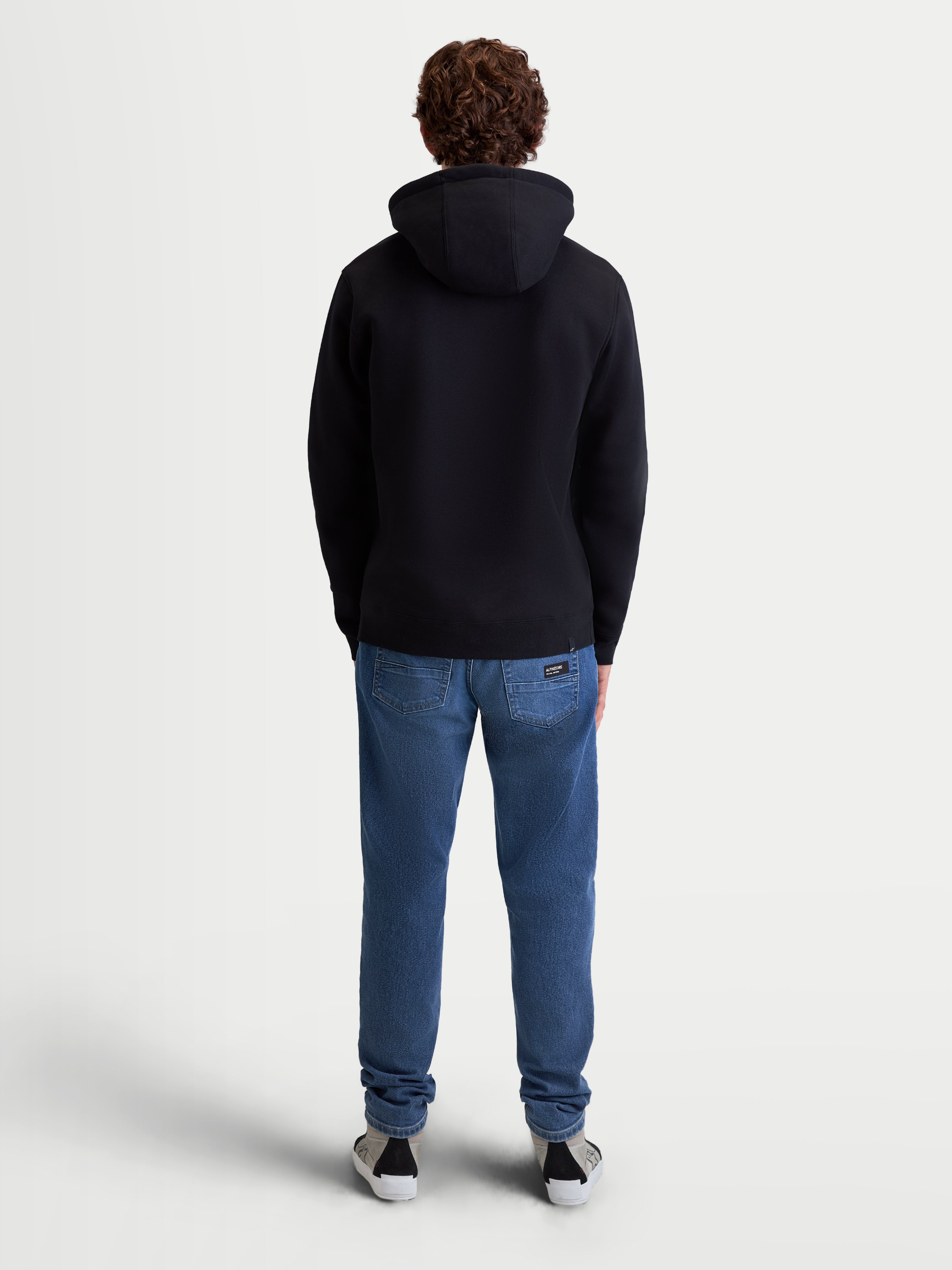 Alpinestars Ageless V3 Hoodie, Sportswear-Kapuzenpullover, Schwarz, Herren-Rückenansicht, weiches Fleece aus Baumwolle und recyceltem Polyester, Kapuze mit Eigenfutter und Rippbündchen für einen hochwertigen Motorsport-Lifestyle-Look.