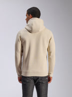 Alpinestars Ageless V3 Hoodie, Off-White, Rückansicht, lässige Sportbekleidung, mit jerseygefütterter Kapuze, langen Ärmeln mit Rippbündchen und Saum, getragen mit dunkler Denim-Jeans