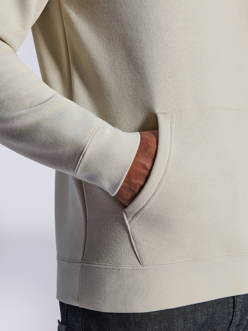 Alpinestars Ageless V3 Hoodie, Nahaufnahme der vorderen Kängurutasche und des Rippbündchens, Fleece in Off-White, lässige vom Motorsport inspirierte Streetwear
