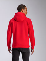 Alpinestars Ageless V3 Hoodie, Rückansicht, roter Kapuzenpullover, lässige Sportbekleidung mit jerseygefütterter Kapuze und Rippbündchen, getragen von einem Model mit schwarzer Hose
