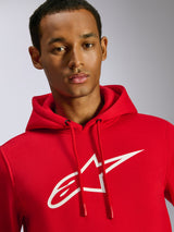 Alpinestars Ageless V3 Hoodie, Rot, mit einem großen weißen Alpinestars-Logo auf der Brust, Kapuze mit Kordelzug und getauchten Enden, lässige, vom Motorsport inspirierte Streetwear, getragen von einem männlichen Model