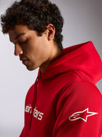 Alpinestars Linear Wordmark V3 Hoodie, Rot, lässige Streetwear, weißer Alpinestars-Schriftzug auf der Brust und weißes Ageless-Sternlogo auf dem Ärmel, Kapuze mit Kordelzug, getragen von einem männlichen Model
