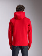 Alpinestars Linear Wordmark V3 Hoodie, Rückansicht eines roten Kapuzenpullovers aus Fleece, mit weißem Ageless-Logo auf dem Ärmel, Rippbündchen an Ärmeln und Saum, lässige, vom Motorsport inspirierte Streetwear