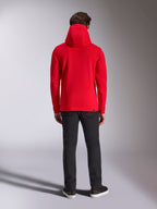 Alpinestars Ride V3 Hoodie, Rückansicht, einfarbig Rot, lässiger vom Motorsport inspirierter Fleece-Kapuzenpullover, Kapuze mit Jersey-Futter, Rippbündchen und Saum, kombiniert mit schwarzer Hose und Sneakern
