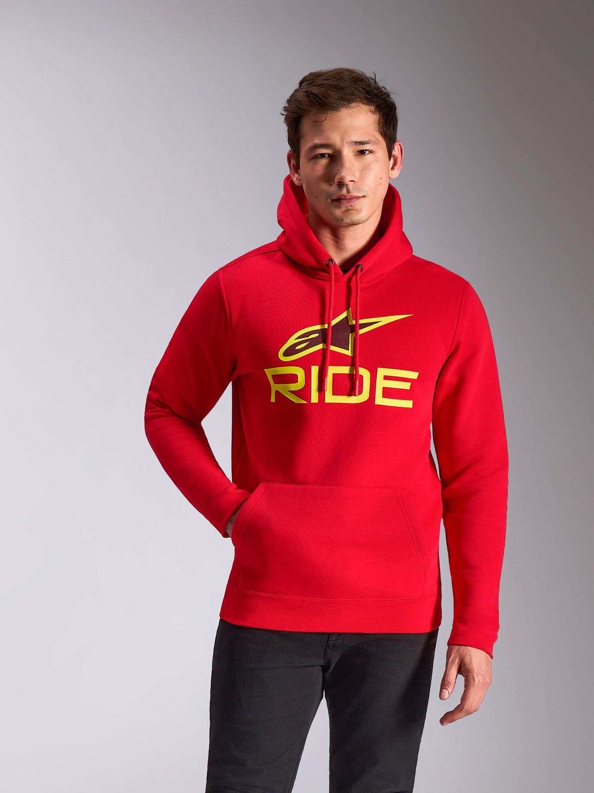 Alpinestars Ride V3 Hoodie, Rot mit neongelbem Logo, Fleece-Kapuzenpullover mit „RIDE“-Schriftzug und A-Star-Grafik, Kängurutasche, lässige Motorsport-Streetwear