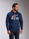 Alpinestars Ride V3 Hoodie, lässiger navyblauer Fleece-Kapuzenpullover, mit weißem RIDE-Logo und rotem Alpinestars-Sternsymbol, Jersey-gefütterte Kapuze mit Kordelzug, Kängurutasche vorne, moderne Motorsport-inspirierte Streetwear