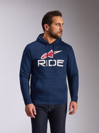 Alpinestars Ride V3 Hoodie, lässiger navyblauer Fleece-Kapuzenpullover, mit weißem RIDE-Logo und rotem Alpinestars-Sternsymbol, Jersey-gefütterte Kapuze mit Kordelzug, Kängurutasche vorne, moderne Motorsport-inspirierte Streetwear