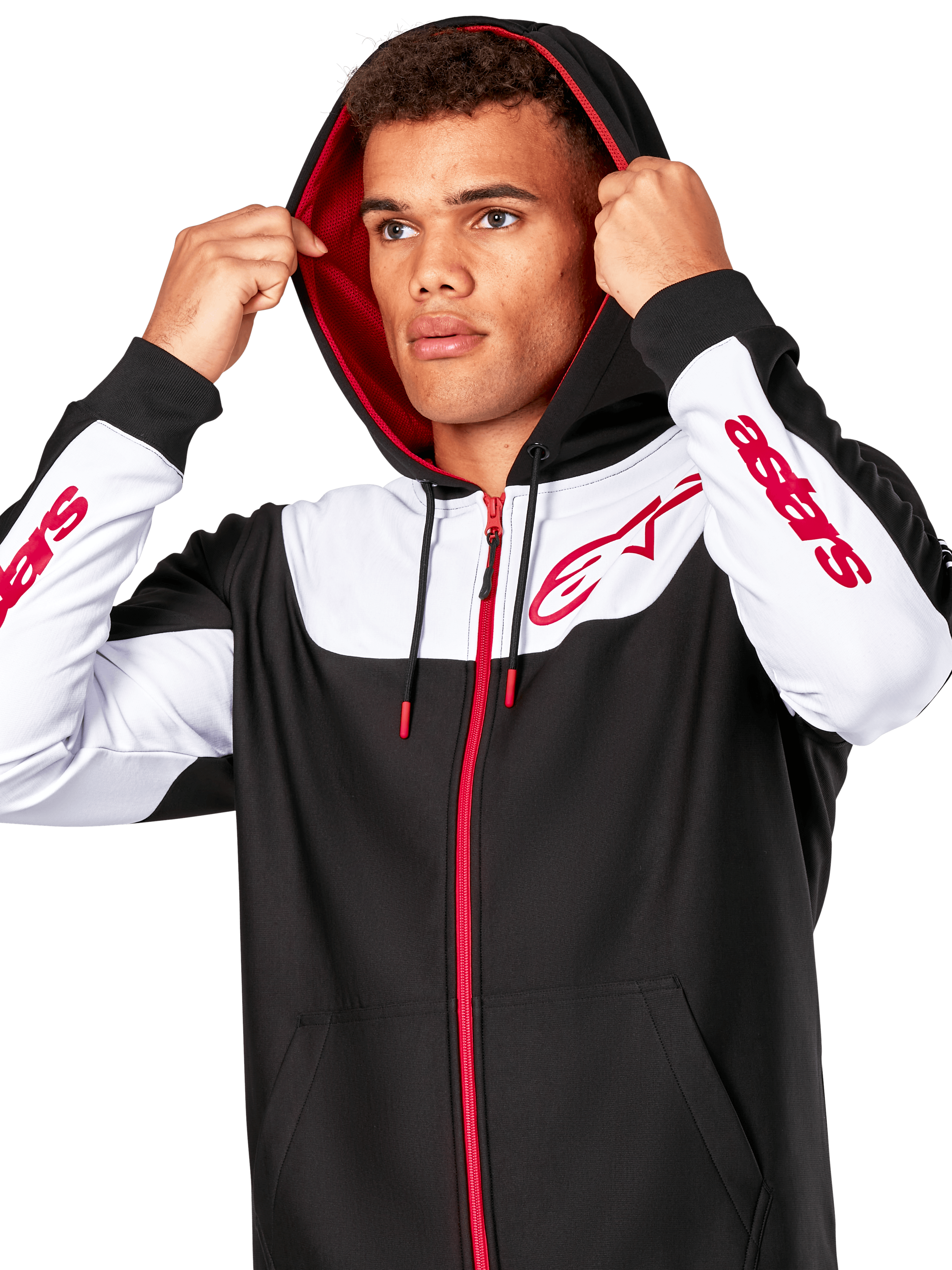 Alpinestars Sessions V3 Hoodie, Schwarz, Weiß und Rot, Kapuzenjacke mit Reißverschluss, getragen von einem Mann mit aufgesetzter Kapuze, rote Alpinestars-Logos auf der Brust und den Ärmeln, lässige Motorsport-Streetwear
