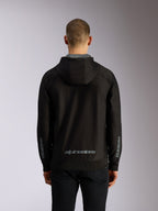 Alpinestars Sessions V3 Hoodie, Rückansicht, schwarze Kapuzenjacke mit Reißverschluss, grauer Alpinestars-Schriftzug am unteren Rücken, Astars-Branding auf den Ärmeln, Rippbündchen an Saum und Ärmeln, lässige Motorsport-Streetwear